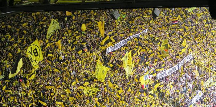 Schalke wygrywa derby Zagłębia Ruhry! Dwie czerwone kartki dla piłkarzy BVB!