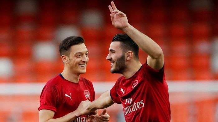 Kolasinac i Özil w centrum wojny gangów. Groźby pod adresem piłkarzy i ich rodzin. Małżonka Bośniaka wyjechała z Londynu