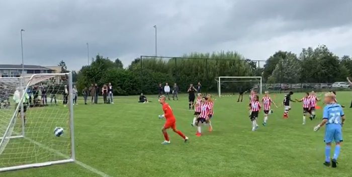 To nagranie podbija sieć. Radość i dramat w kilka sekund na turnieju 12-latków w Holandii. Wszystko przez kuriozalny rzut karny (VIDEO)