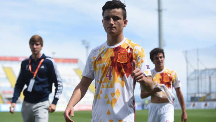 Barcelona chce pozyskać utalentowanego stopera ligowego rywala. Dopiero zadebiutował w La Liga