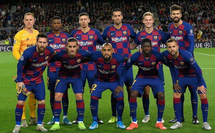 Mimo wielkich obostrzeń, kibic wtargnął na murawę podczas meczu Barcelony 