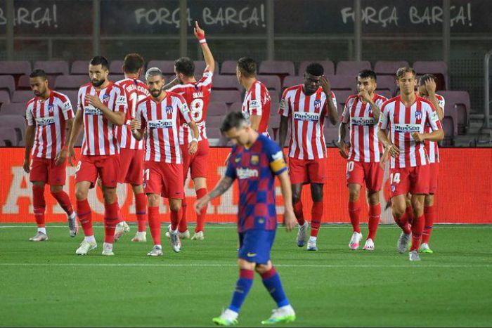 Barcelona straciła punkty z Atletico. Lokalny rywal pomógł Realowi! Samobój napastnika i trzy gole z karnych na Camp Nou