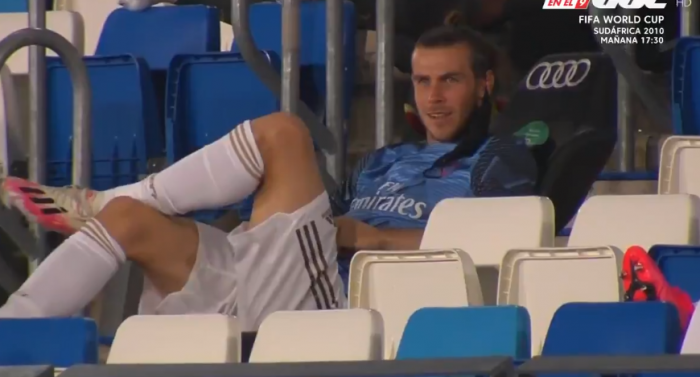 Gareth Bale nie gra, ale kompletnie się nie przejmuje. Świetnie się bawi na ławce rezerwowych (VIDEO)