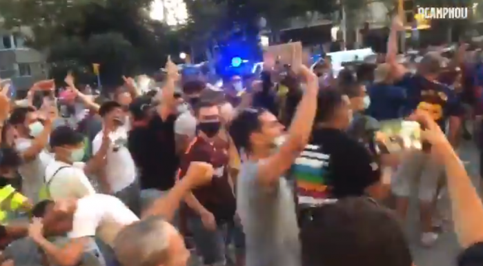 Kibice wdarli się na Camp Nou. Poszli po Josepa Marię Bartomeu (VIDEO)