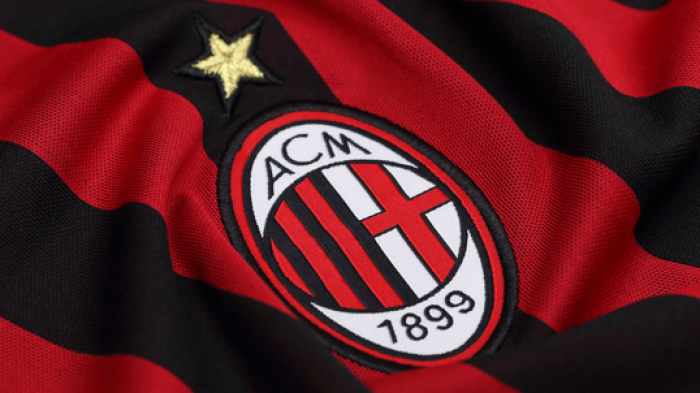 OFICJALNIE: Środkowy napastnik odszedł z AC Milan. Przeniósł się do Bundesligi
