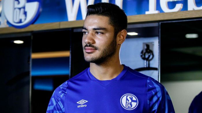 Trzy giganty walczą o środkowego obrońcę Schalke 04. W jego kontrakcie znajduje się wysoka klauzula zwolnienia