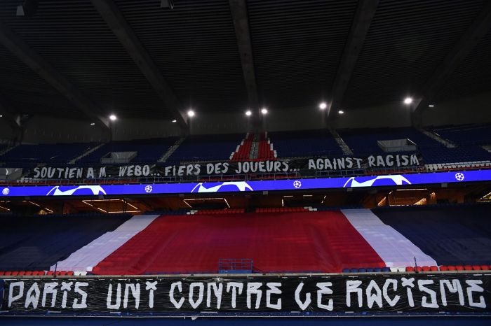 Mecz w Paryżu wznowiony. Nie zabrakło wymownych gestów i transparentów (VIDEO)