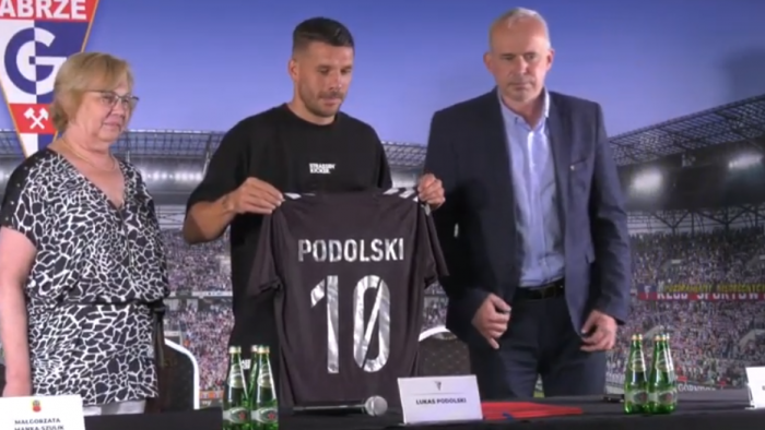Tłumy przywitały Lukasa Podolskiego. Nowy as Górnika przedstawił swoje plany (VIDEO)