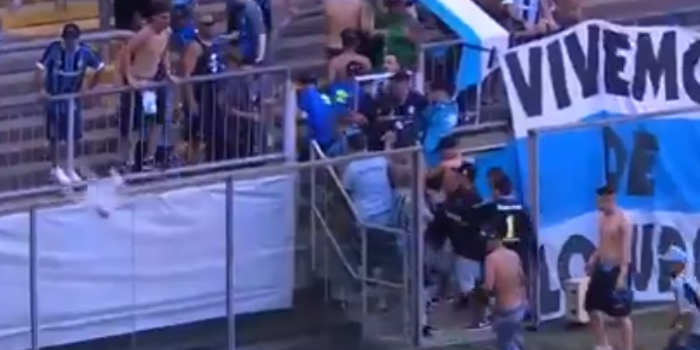 Wściekli fani wpadli na murawę. Ich celem był... system VAR (VIDEO)