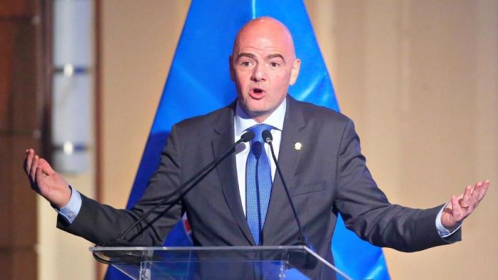 Szwajcarski dziennik uderza w prezydenta FIFA. 