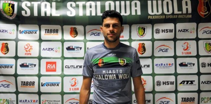 Grał w reprezentacjach Portugalii. W Polsce wylądował w III lidze