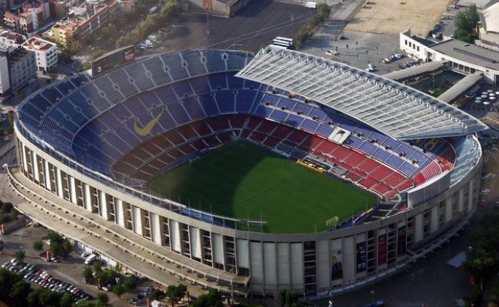 Barcelona dostanie wielką kasę, ale sprzedała nazwę Camp Nou. I zagra w takich koszulkach (FOTO)