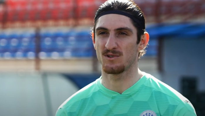 Puścił pięć goli w Poznaniu z Lechem. Wyleciał z klubu