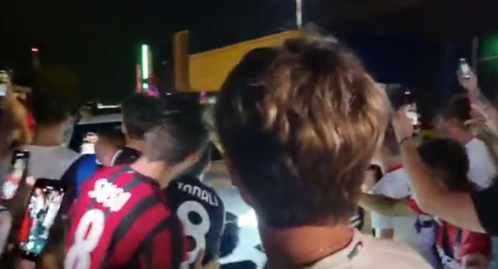 Nowy as przybył do Mediolanu. Takiego powitania się nie spodziewał (VIDEO)