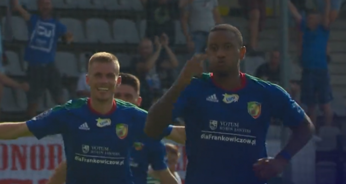 Meksykański gol i meksykańska czerwień, ale Miedź ograła Lechię. Dni trenera policzone?