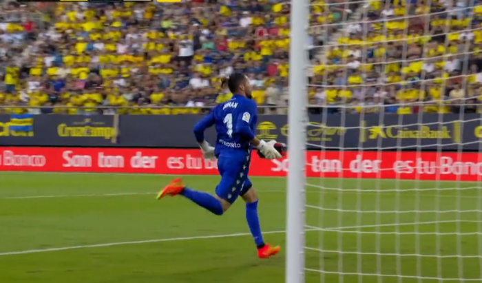 Dramatyczne wydarzenie w meczu LaLiga. Spotkanie Cadiz - FC Barcelona przerwane. Te obrazki  przejdą do historii (VIDEO)