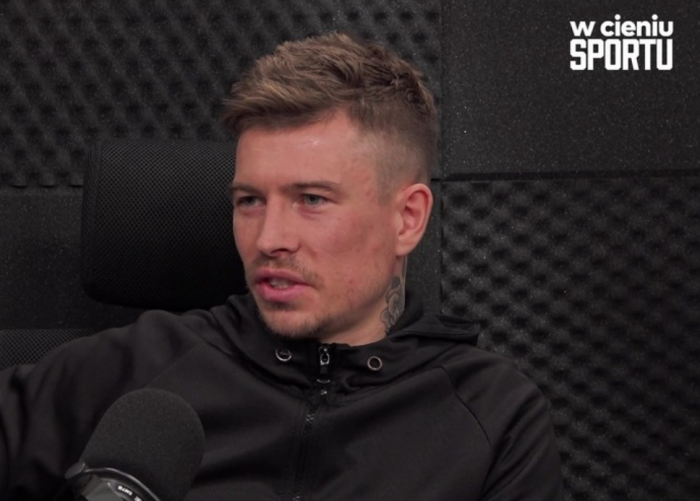 Jakub Kosecki znów nadaje. “Wyślij takich pięciu ze mną na bezludną wyspę, to po miesiącu będą mi robić masaż”