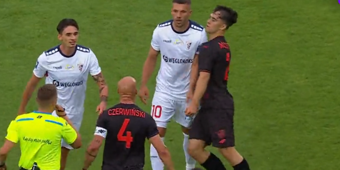 Trzeszczały kości, sypnęło kartkami. Zabrakło goli. Podolski powinien wylecieć z boiska?