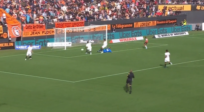 Takiego samobója jeszcze nie było. Kuriozalna bramka w meczu Ligue 1 (VIDEO)
