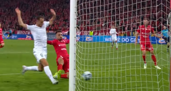 Widzew z przygniatającą przewagą i bez punktów. Jedna kontra pogrążyła łodzian (VIDEO)