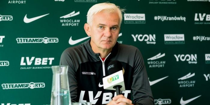 Szkoleniowiec lidera Ekstraklasy oburzony werdyktem Komisji Ligi. “Nie podpisałbym się pod tą decyzją”