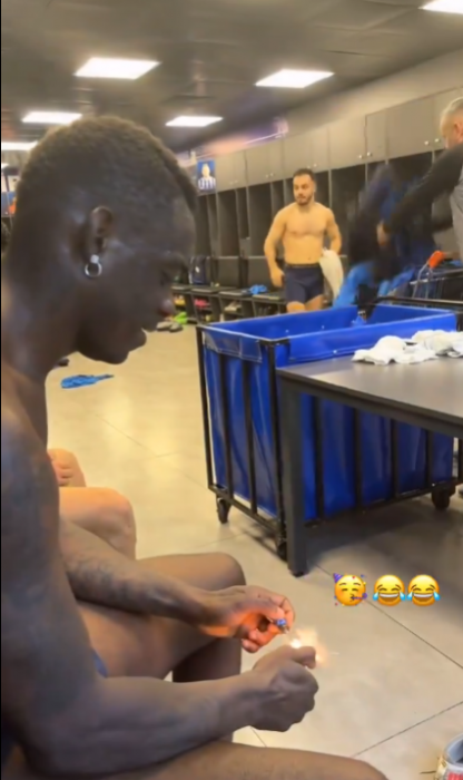 Mario Balotelli nie daje o sobie zapomnieć. Włoch odpalił petardę w szatni po meczu (VIDEO)