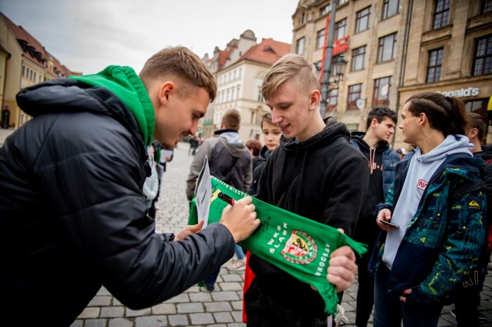 Śląsk bliżej wrocławian. Nie samymi treningami piłkarze żyją. 