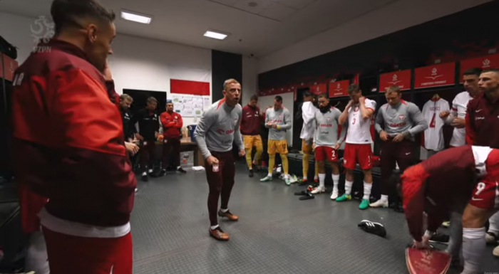 Sceny w szatni przed meczem z Estonią. Show Kamila Grosickiego