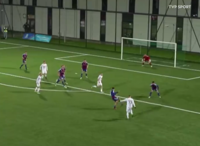Wspaniały gol w meczu na szczycie 2 ligi (VIDEO)