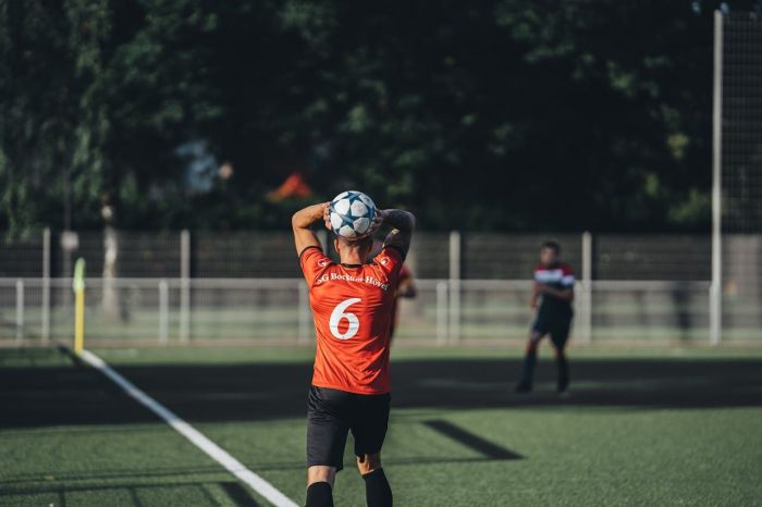 Jakie są role kapitana drużyny na boisku?