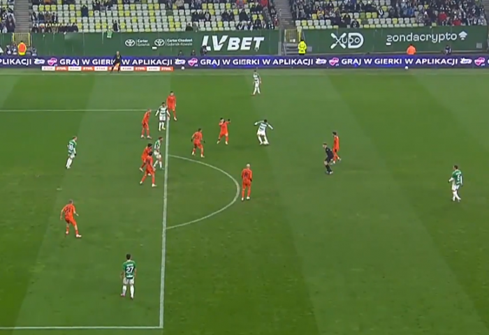 Przepiękny gol w meczu Lechii. Piłka poleciała idealnie tam, gdzie chciał strzelec