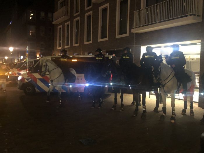 Twierdza Alkmaar! Nadzwyczajne środki przed meczem Jagiellonii. Policja legitymuje przechodniów