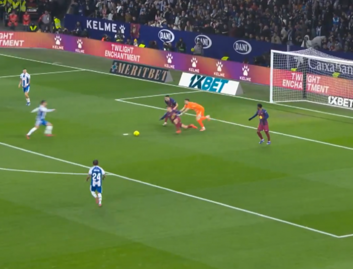 Bramkarz Barcelony oszalał?! Użył kolegi jako „żywej tarczy” w derbach!