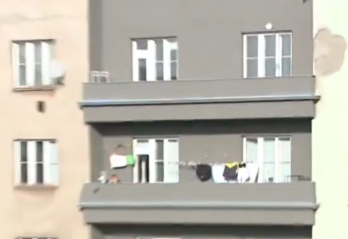Darmowa piłka prosto na balkon! Nietypowa sytuacja w Czechach (WIDEO)