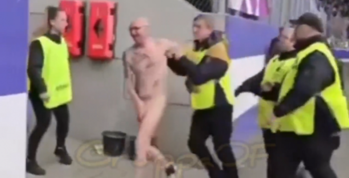 Golas na stadionie w Niemczech. Ochrona powstrzymała kibica w ostatniej chwili (WIDEO)