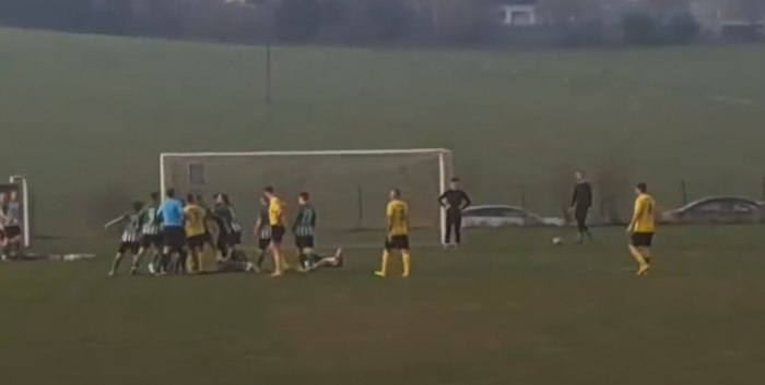 Skandal w śląskiej A-klasie. Uderzył pięścią w tył głowy kapitana rywalI (WIDEO)