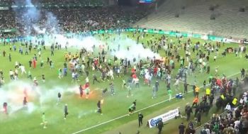 Dantejskie sceny we Francji. Kibice Saint-Etienne zaatakowali piłkarzy po spadku ich drużyny (VIDEO)