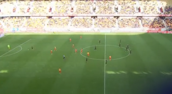 Kuriozalne sceny w PKO BP Ekstraklasie. Strzelili gola w kontrowersyjny sposób i po chwili oddali bramkę rywalowi (VIDEO)