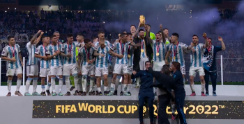 Leo Messi z upragnionym trofeum. Poprowadził Argentynę do mistrzostwa świata