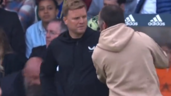 Niebezpieczna sytuacja w końcówce meczu Premier League. Kibic zaatakował trenera gości (VIDEO)