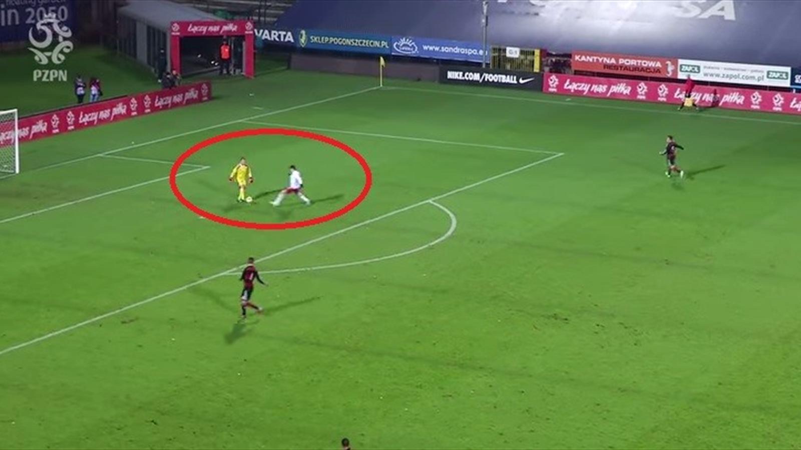 Następca Manuela Neuera efektownie ośmieszył Polaka (VIDEO)