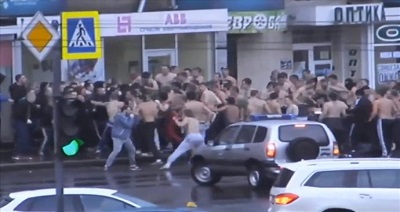 Bitwa o Charków! Chuligani urządzili sobie mordobicie na ulicy. VIDEO