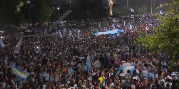Wtorek świętem państwowym i dniem wolnym od pracy w Argentynie. Mistrzowie wrócili do kraju (VIDEO)