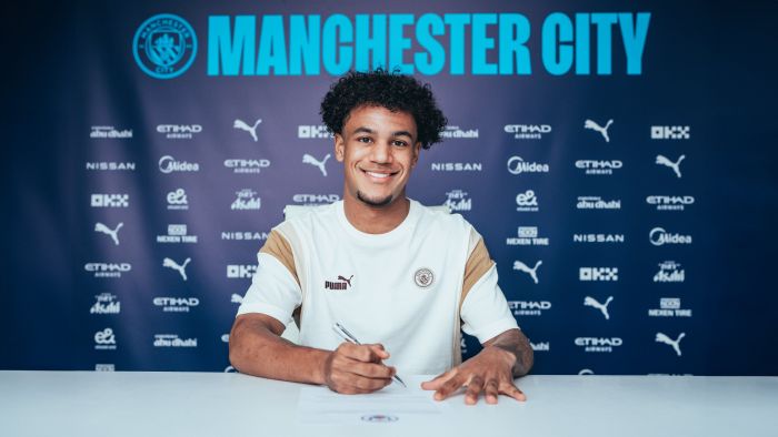 Wschodząca gwiazda przedłużyła umowę z Manchesterem City. W tym sezonie wdziera się do składu The Citizens (VIDEO)