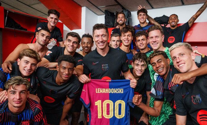 Robert Lewandowski ma 100 występów w FC Barcelona. Polak został uhonorowany