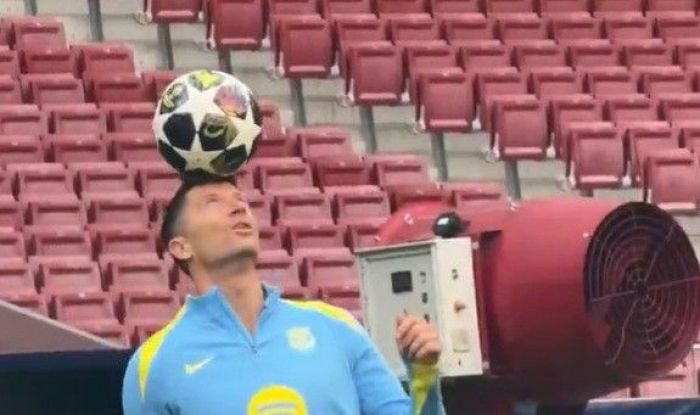 Lewandowski robi SHOW przed hitem! „Tańczył” z piłką (VIDEO)