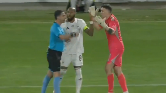 Mateusz Kochalski wyleciał z boiska. Pomógł tym samym ekipie innego Polaka awansować do finału (VIDEO)