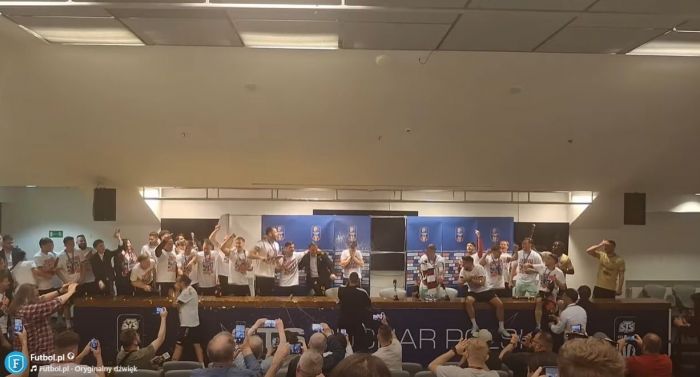 Sceny na konferencji prasowej Michala Gasparika i Lukasa Podolskiego po wygraniu przez Górnika Zabrze STS Pucharu Polski (VIDEO)