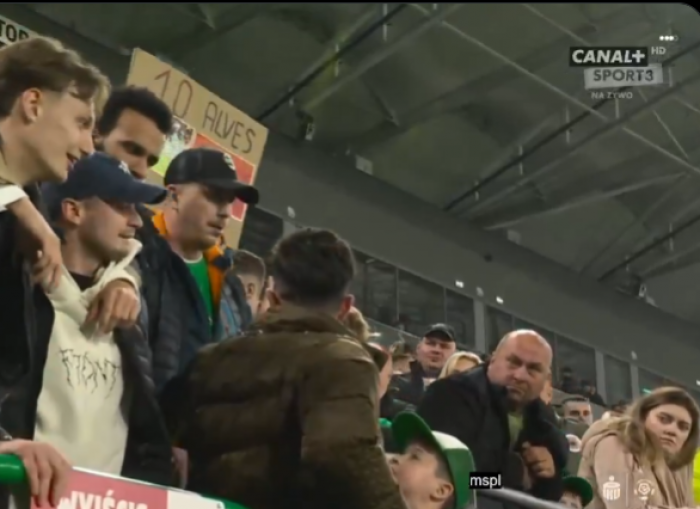 Skandal po meczu Lecha Poznań. Kibic odepchnął kontuzjowanego piłkarza (WIDEO)