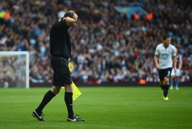 Jakiś debil rzucił racą w liniowego. W Premier League (VIDEO)